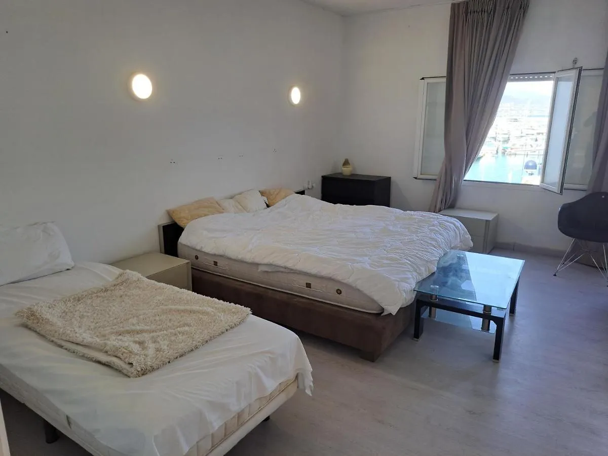 Habitación en casa particular Private Suites In Huge Penthouse 1St Line Puerto Banus, Incredible Views, Jacuzzis Marbella España