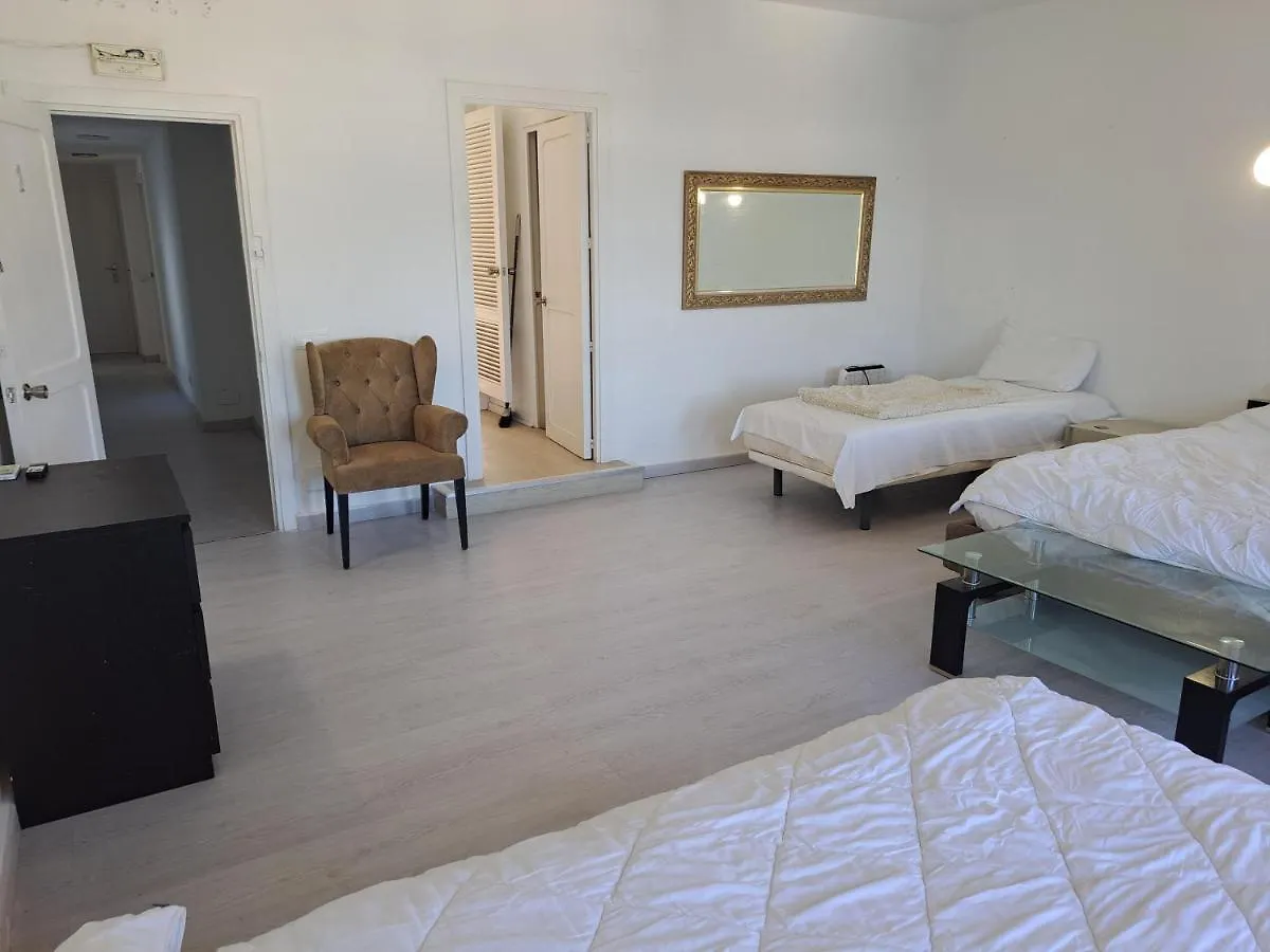 Private Suites In Huge Penthouse 1St Line Puerto Banus, Incredible Views, Jacuzzis Marbella Alloggio in famiglia